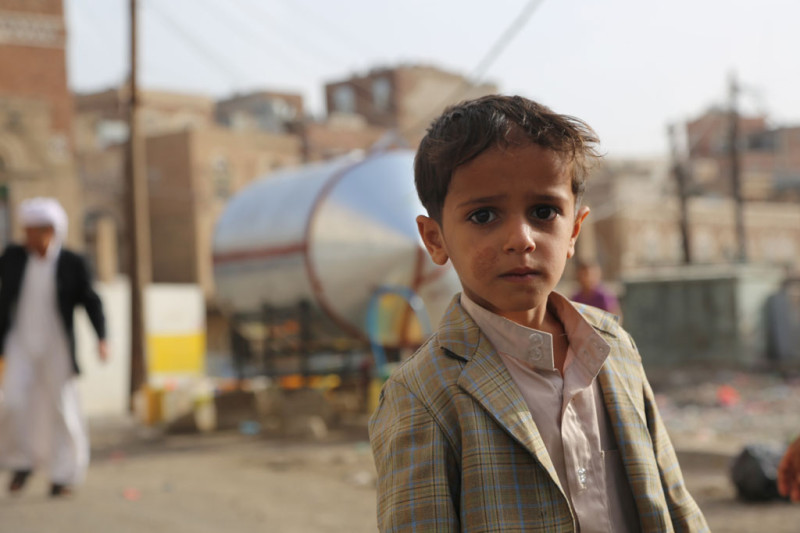 葉門兒童身陷戰火威脅，難有歡樂童年，圖為1名6歲的男孩正要幫忙打水。   圖：聯合國人道協調廳/Charlotte Cans