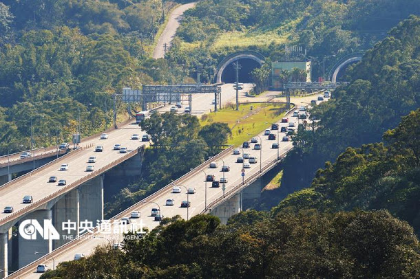 清明連續假期即將開始，高速公路局預測國道車流量上看295萬輛，至少15個路段會塞車。   圖：中央社資料照片