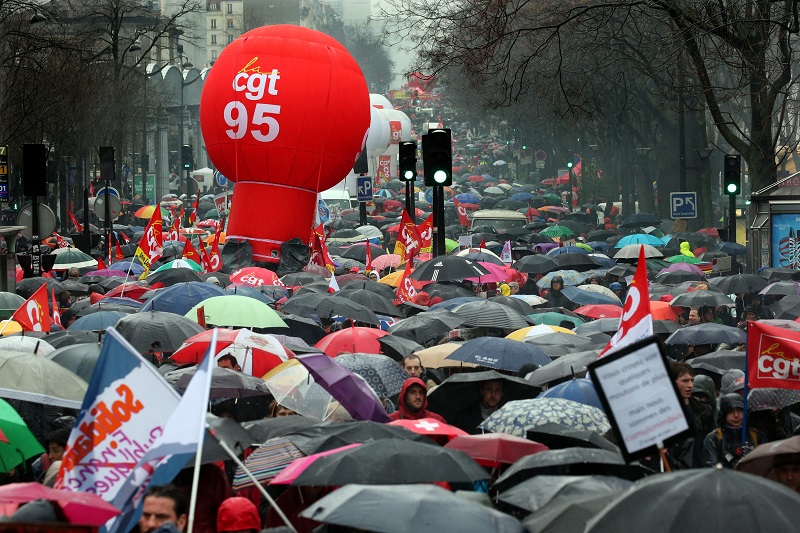 不滿政府提出的《勞動法》改革案偏向資方，法國勞工及學生31日再度走上街頭，全國各地紛紛響應，初估約20萬人上街向歐蘭德政府嗆聲。   圖片來源：達志影像/路透社