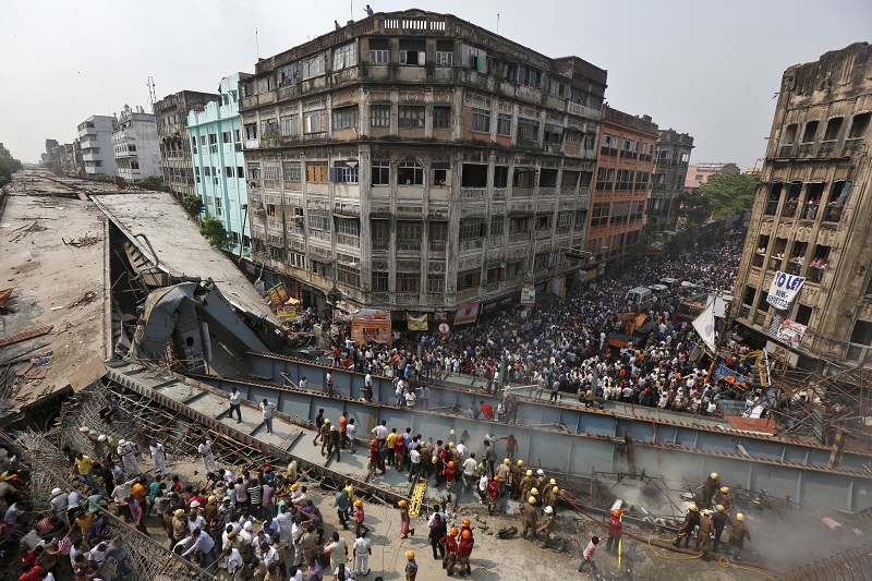 印度西孟加拉省首府加爾各答鬧區一座興建中的高架橋31日突然倒塌，死傷慘重。印度軍方和國家災難署都加入了救援行動，   圖片來源：達志影像/路透社