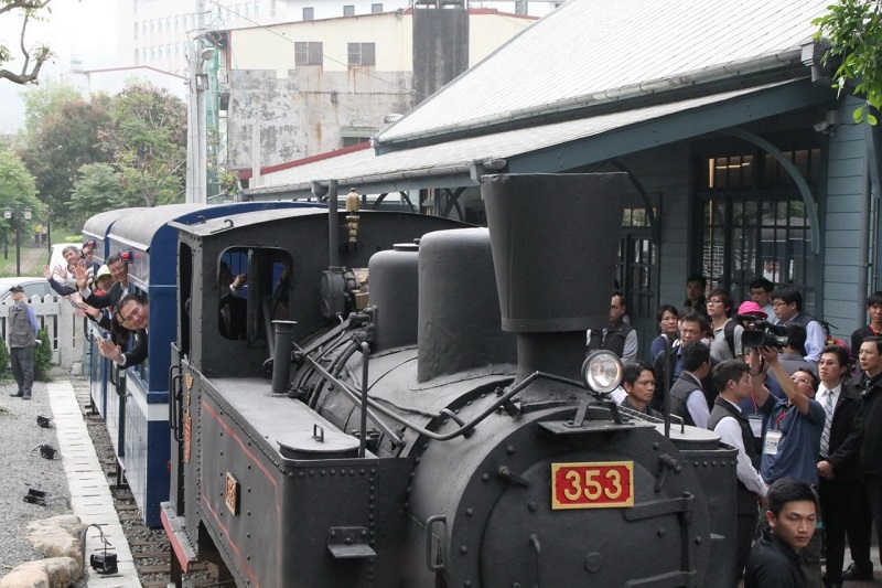 編號353蒸汽機車頭再次回到旗山車站，重現旗尾線當年風貌。   圖：高雄市政府提供