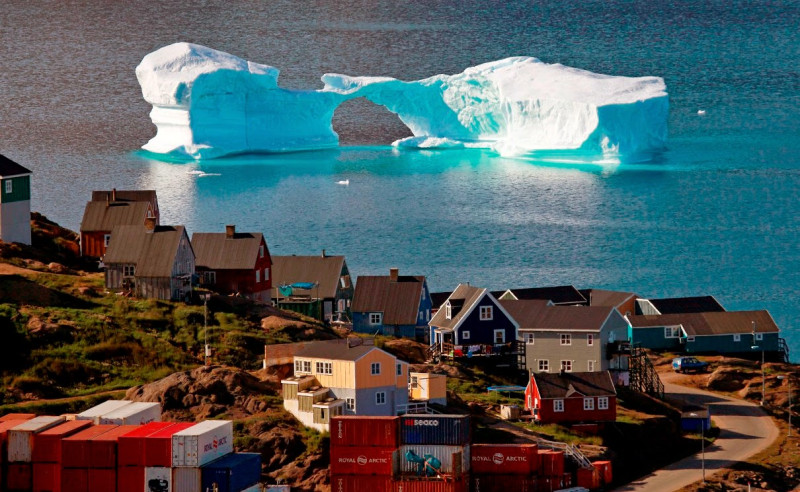 最新報告指出，持續攀高的全球氣溫以及乾旱、洪災與熱浪所帶來的錯亂，將重挫全球經濟成長。圖為地球暖化，格陵蘭附近出現的漂浮冰山。   圖：達志影像/路透社資料照片