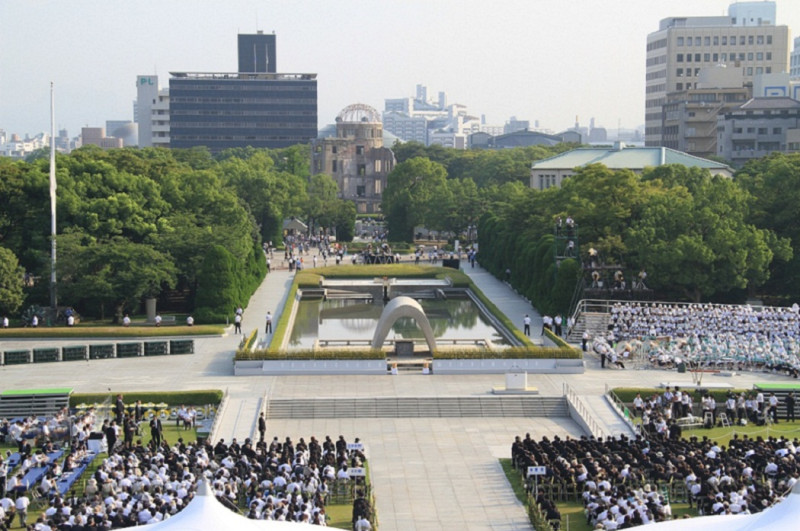 日本極力促成擁核國家的外交部長前往參訪廣島和平紀念公園，見證核爆的慘狀，圖為2013年紀念儀式。   圖：翻攝廣島市官網