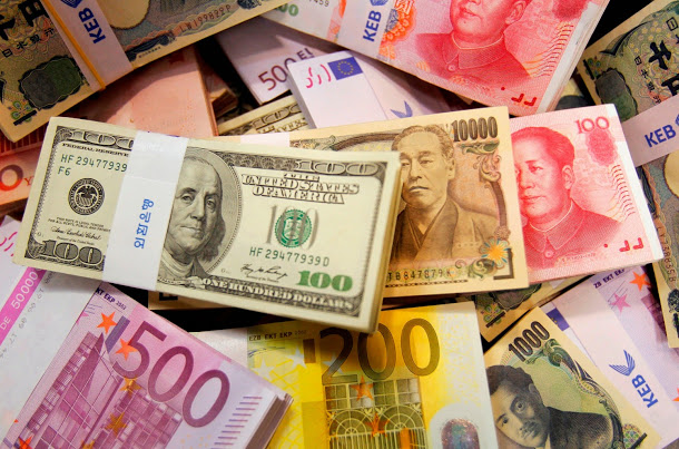 香港鳳凰電視台指出朝鮮擁有世界級的偽鈔技術，能夠偽造美元、日幣和人民幣。圖為各國真鈔。   圖：達志影像/路透社資料照片