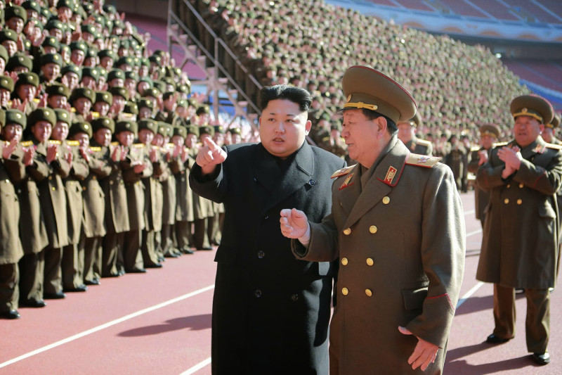 朝鮮最高領導人金正恩（左）時常參與軍事活動，近年來頻繁以飛彈試射威嚇鄰國。   圖：達志影像/路透社資料照片