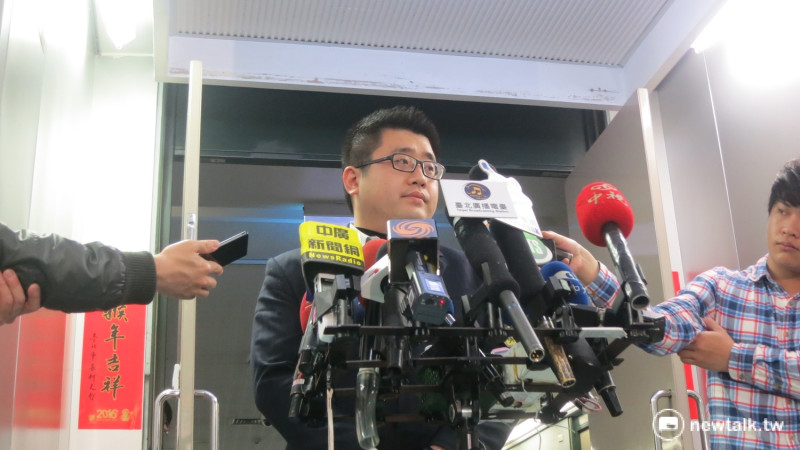 對於台北市長柯文哲民調進入死亡交叉，市府發言人林鶴明8日表示，市府一定會改善、溝通。   圖：新頭殼資料照片