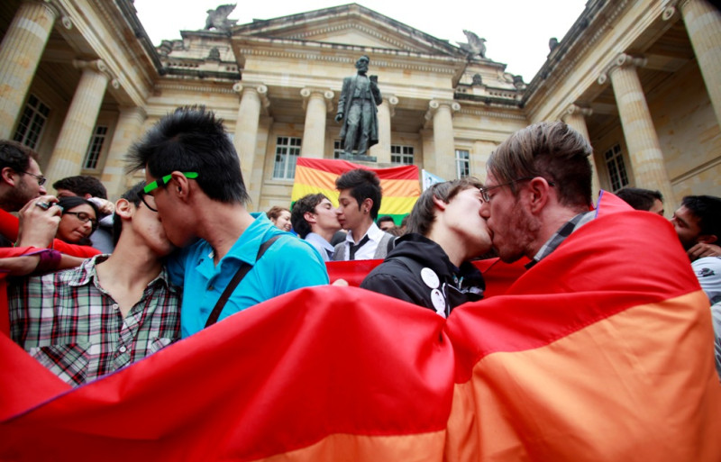 哥倫比亞憲法法庭７日通過同性婚姻合法化，場外支持民眾紛紛擁吻慶祝。   圖:達志影像/路透社