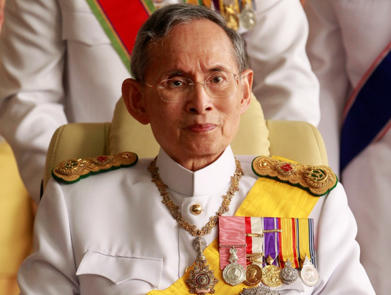LINE一款貼圖涉及嘲諷泰國皇室因此被下架，圖為泰王蒲美蓬。   圖:達志影像/路透社