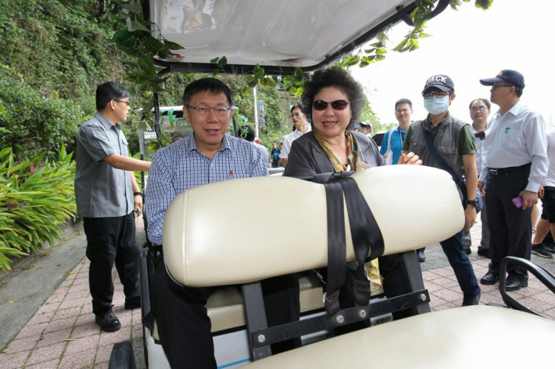 台北市長柯文哲10日下午與高雄市長陳菊共同出席壽山動物園的侏儒河馬館開幕儀式，受訪時提到稍早探視陳水扁的情形。
   圖：臺北市政府提供