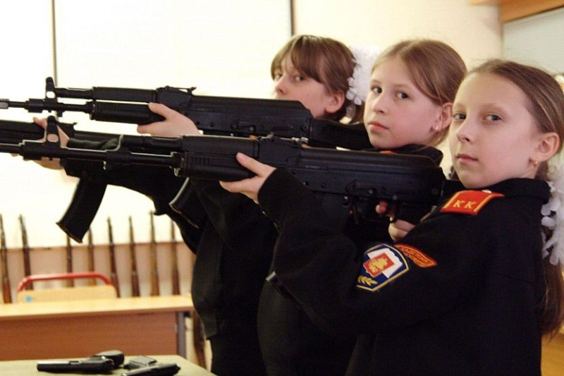 手持AK-47的俄羅斯女童。   圖：翻攝俄新社