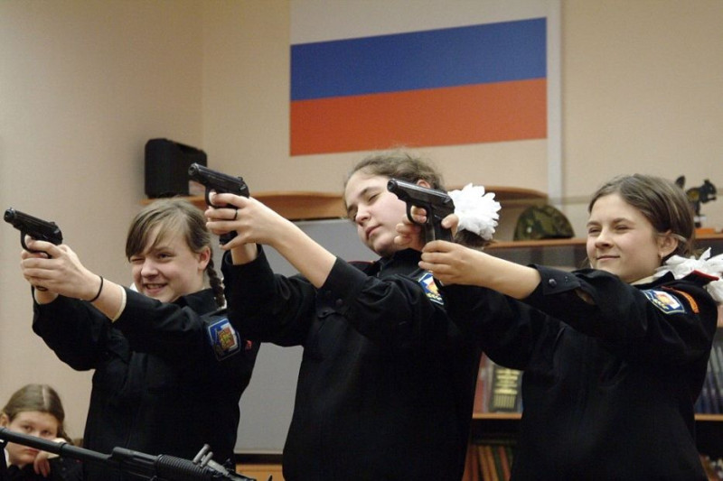 俄羅斯女童上軍校學習用槍。   圖：翻攝俄新社