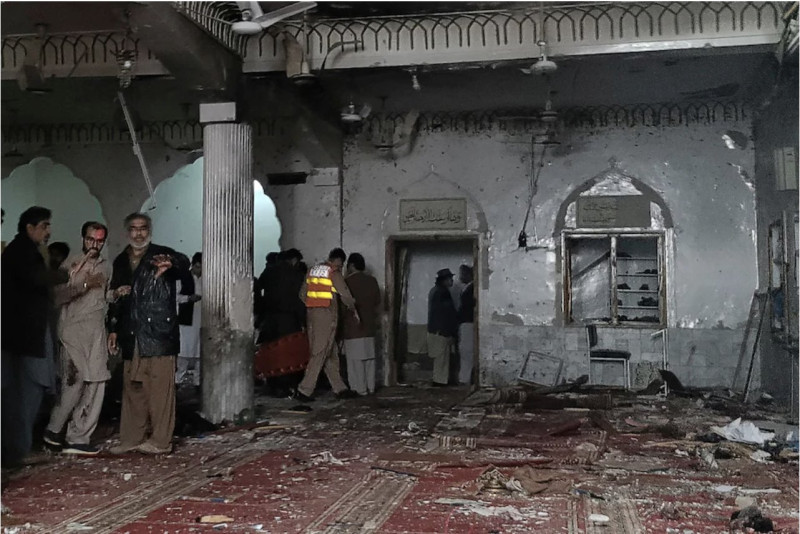 巴基斯坦一處什葉派清真寺 4 日發生自殺式炸彈攻擊，造成62人死亡，另有近200人受傷。   圖：翻攝自推特