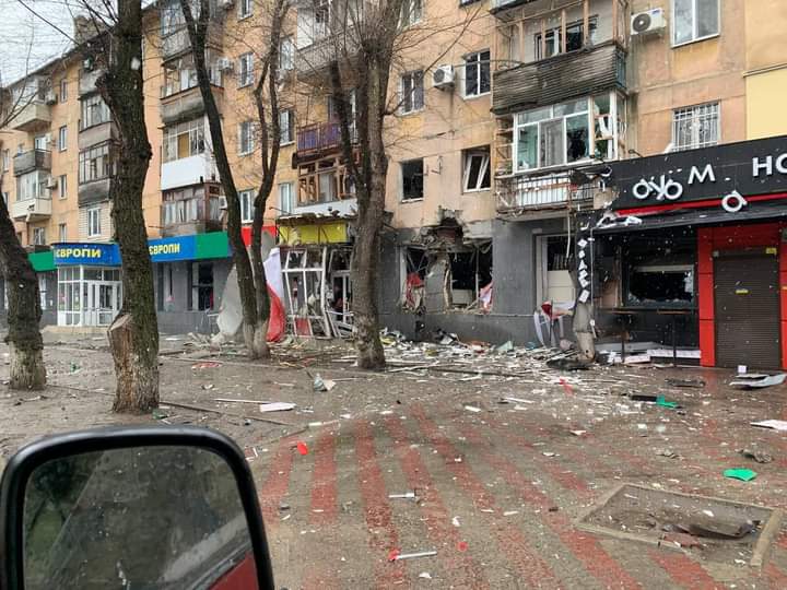 烏克蘭南邊港市馬立波（Mariupol）遭遇戰火摧殘，當地民宅殘破不堪。   圖：翻攝自推特