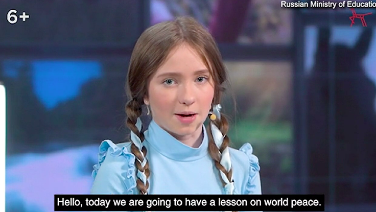 俄羅斯軍方教育電視台讓12歲少女來粉飾當局戰爭罪行。   圖：翻攝自推特