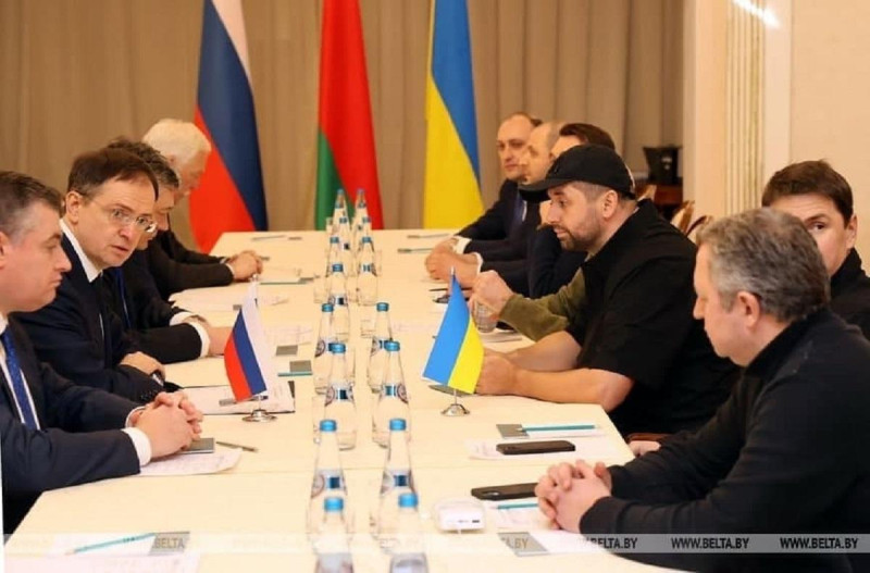 烏國談判代表基里耶夫（右後）以涉嫌叛國為由遭烏國安全局槍決，事件撲朔迷離。   圖：擷自推特@parox40