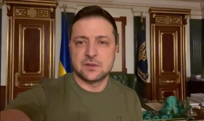 烏克蘭總統澤連斯基拍片澄清自己還在國內，沒有逃跑。   圖：翻攝自澤連斯基IG