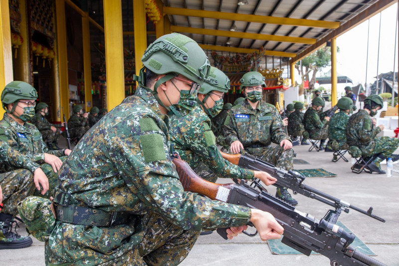 後備軍人教育召集將有新的福利措施與規畫。圖為2022年教召新制第2天課程，召員於駐地進行編制武器專長複訓。   圖：軍聞社/提供