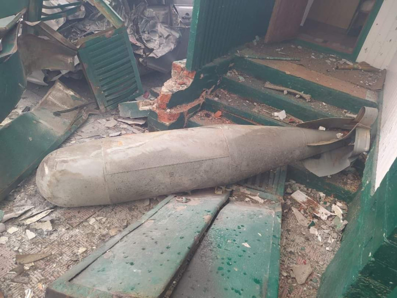 攻擊機上有3枚FAB-500空投炸彈落在周邊民宅。   圖：擷取自烏克蘭武裝部隊推特