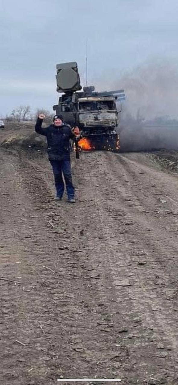 歐梅利安在臉書貼出與擊毀的俄軍坦克的合照。   圖:翻攝自歐梅利安臉書