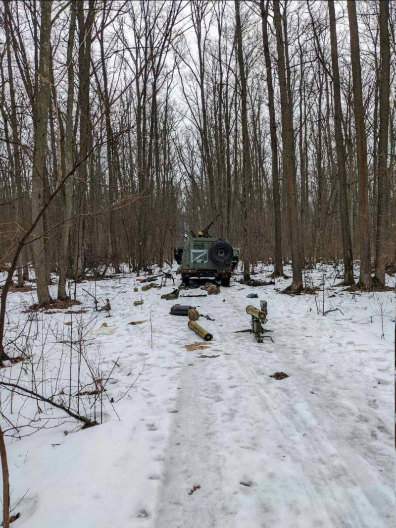 俄羅斯車隊在哈爾科夫的森林遭到伏擊，留下被毀壞的坦克及其他軍備。   圖：翻攝自推特Ukraine Weapons Tracker(@UAWeapons)