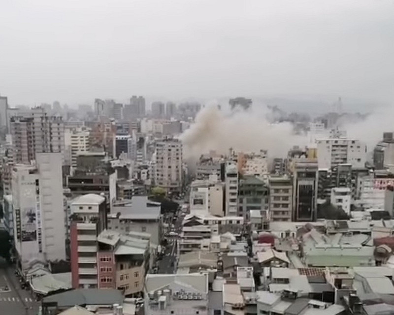 今（6）日下午 4 時許，台中興中街一棟民宅驚傳火警，現場煙霧迷漫且有多人受困。   圖：翻攝自記者爆料網臉書