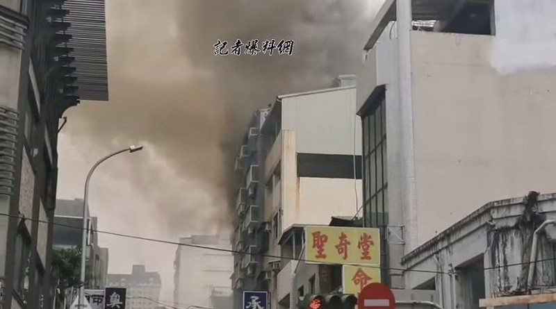 今（6）日下午 4 時許，台中興中街一棟民宅驚傳火警，現場煙霧迷漫且有多人受困。   圖：翻攝自記者爆料網臉書