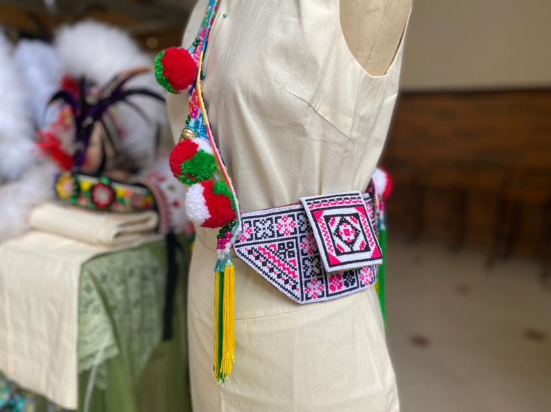 花色斑斕的原民傳統服飾配件，也在此次成果展展出，圖為情人袋。   圖：新北市原民局提供