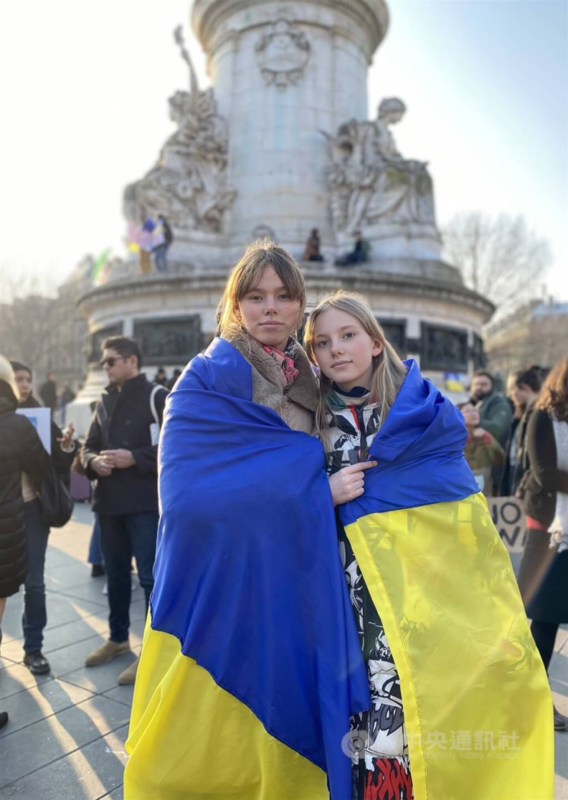 5日巴黎共和廣場再次舉行聲援烏克蘭活動。兩名15與11歲的烏克蘭姊妹2天前剛隨家人逃難至巴黎投靠親戚。姊姊瑪莉亞在訪問中多次表示，她不明白為什麼住在烏克蘭的平凡人要遭受這個戰爭，「我們只想和平生活」。   圖：中央社提供