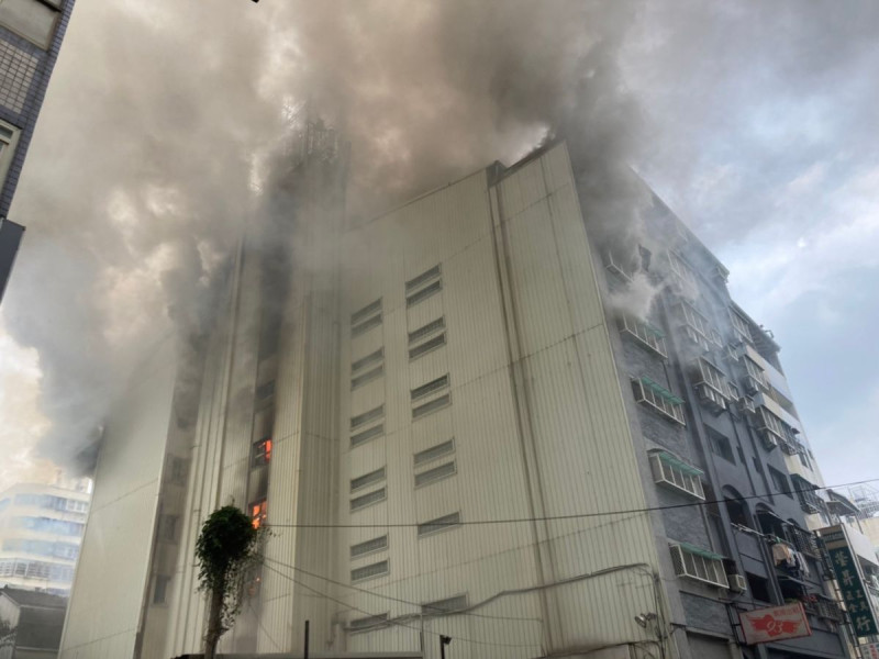 台中興中街一處7樓住宅昨（6）發生大火，釀6死6傷悲劇。   圖／台中市消防局提供