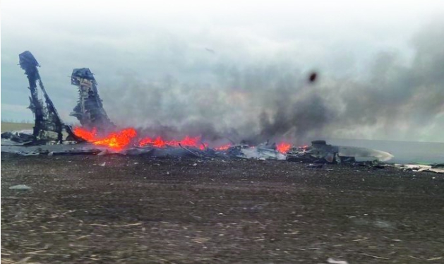 俄國空軍的蘇-30SM遭到烏克蘭軍隊擊落，在地面上燒成一片殘骸，只剩下兩個尾翼挺立。   圖 : 翻攝自推特