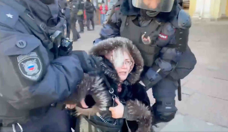 俄羅斯反戰女子遭警方抬離現場進行逮捕。   圖：截圖自推特