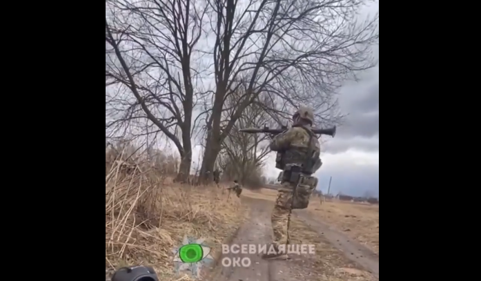 烏克蘭國家警察特種部隊使用RPG擊毀俄軍坦克。   圖:截自推特Rob Lee @RALee85