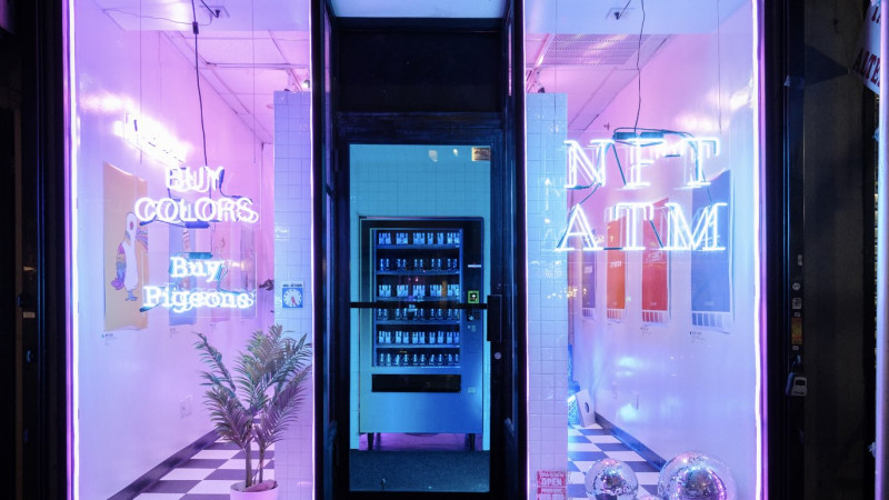 NFT交易平台Neon在紐約華爾街設立全球第一台NFT自動販賣機。   圖：取自Neon推特