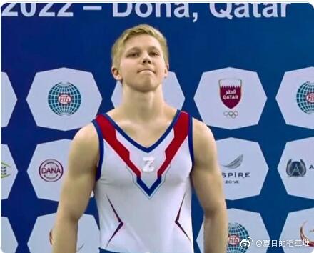 俄羅斯體操選手庫里亞克在頒獎典禮上，在賽服貼上「Z」字圖案，被外界痛批。   圖: 翻攝自推特Rick Westhead (@rwesthead)