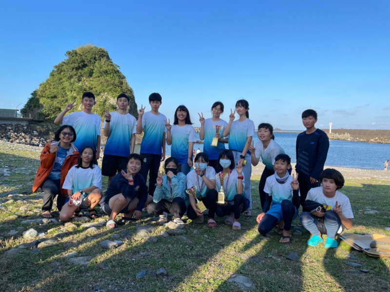 亞果遊艇集團贊助的西門國小帆船隊，於全國青少年帆船錦標賽獲得了兩面金牌、三面銀牌、一面銅牌的佳績。   圖：亞果集團／提供 
