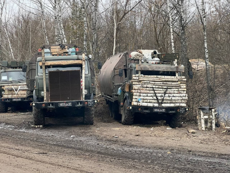 俄軍運輸卡車被發現綑綁木塊防護水箱、在前擋風玻璃上架設門柱式木條，做為防止輕兵器攻擊的簡易防護。   圖：翻攝OSINTtechnical推特