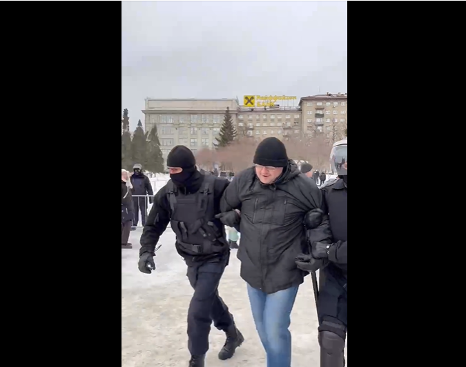 OVD-Info表示，3月6日一天至少有4,957人因反戰示威被拘留，據統計，自俄國入侵烏克蘭以來，包括莫斯科、聖彼得堡等66個俄羅斯城鎮爆發反戰潮，已有逾1萬3,000人因上街反戰被逮。   圖：截自OVD-Info臉書影片
