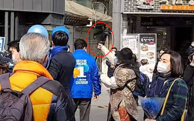 韓國執政黨共同民主黨代表宋永吉在首爾新村為大選拉票時被人襲擊。   圖 : 翻攝自YouTube