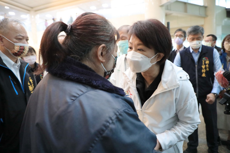 盧秀燕二度赴醫院慰問傷患家屬。   台中市政府/提供