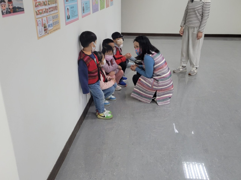 羅美菁(中間)關心幼兒口腔狀況。   圖：新北市原民局提供