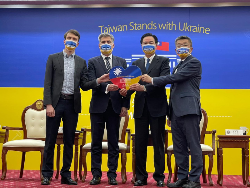 外交部長吳釗燮7日將各界援助烏克蘭愛心善款交給烏克蘭市民代表。   圖：外交部提供