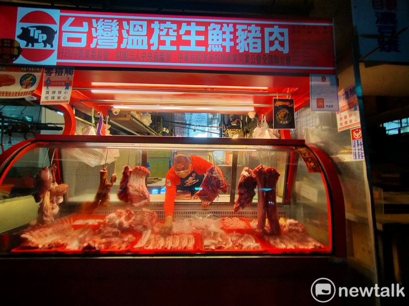 鄭茂洋的豬肉攤有溫控設備，消費者站在櫥窗選購肉品，安全又衛生。   唐復年/攝