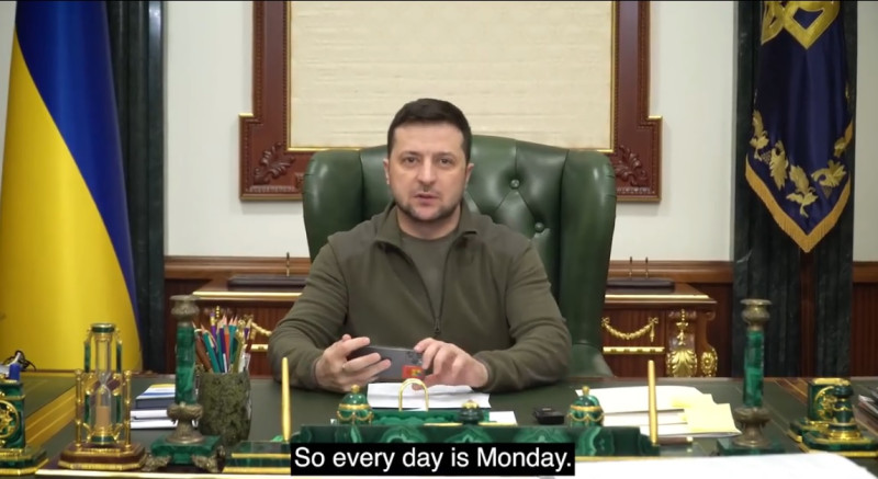 烏克蘭總統澤連斯基拿手機自拍影片，邊拍邊秀出身旁地點，證明自己留在基輔的總統辦公室。   圖：翻攝自澤連斯基臉書影片