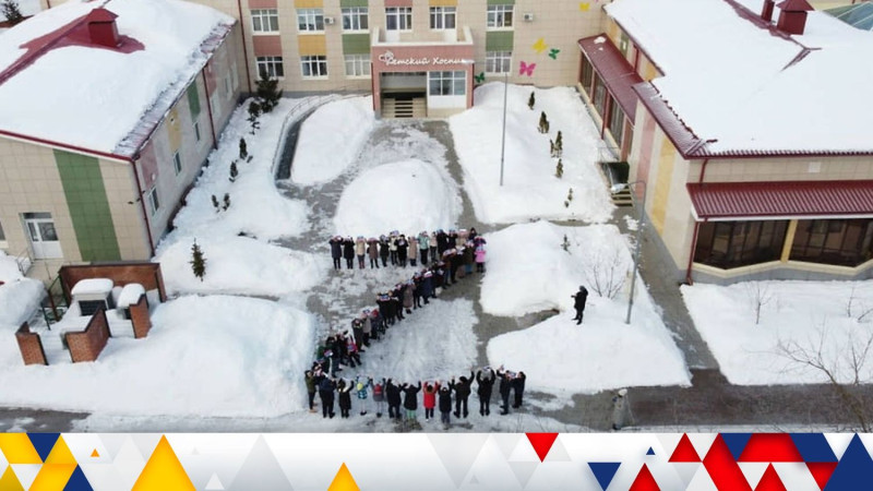 俄羅斯癌症病童被迫在冰天雪地排出「Z」字，以表達對普丁侵略行徑的支持。   圖：取自@kamilkazani推特
