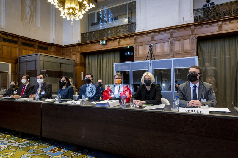 位於荷蘭海牙的國際法院7日開庭，審理烏克蘭狀告俄羅斯涉戰爭罪、反人類罪，烏方代表一字排開，全員到齊。   圖：翻攝自國際法院官網