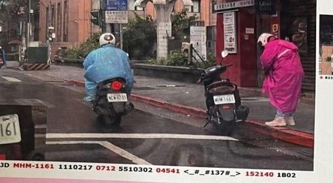 日前有機車騎士停車穿雨衣遭檢舉引發爭。   圖：翻攝自臉書「爆怨公社」