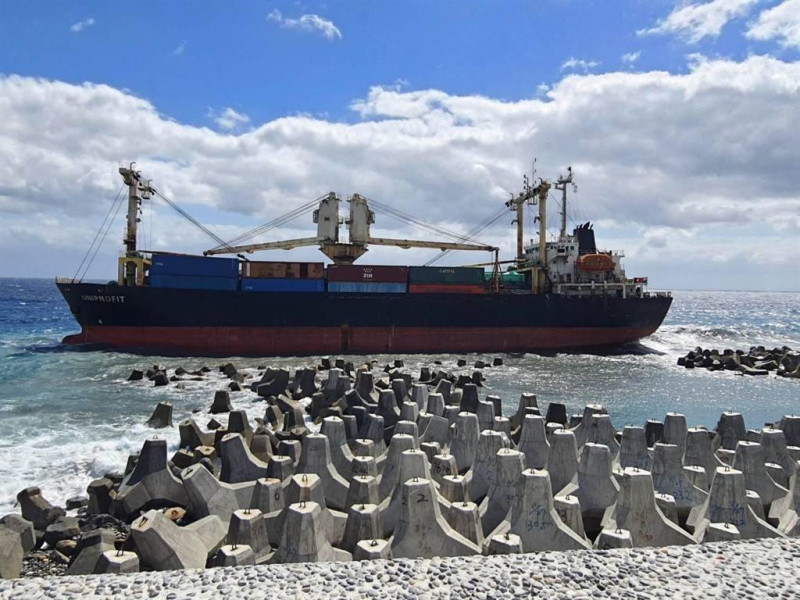 貝里斯籍「UNIPROFIT」貨輪擱淺於台東富岡漁港外海。   圖：航港局／提供