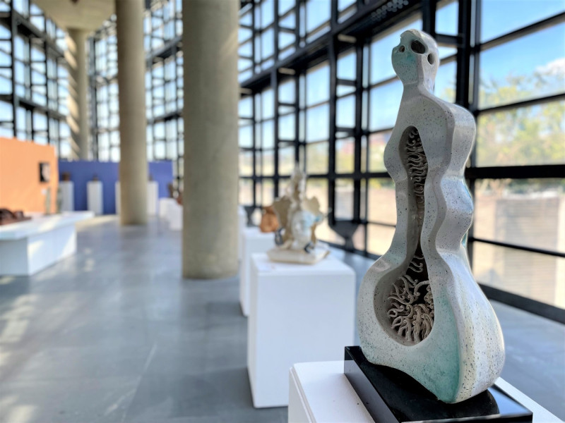 鶯歌陶瓷博物館自即日起至3月27日於1樓陽光特展室推出「以人為中心點—台灣陶瓷雕塑學會創作展」。   圖：鶯歌陶瓷博物館提供