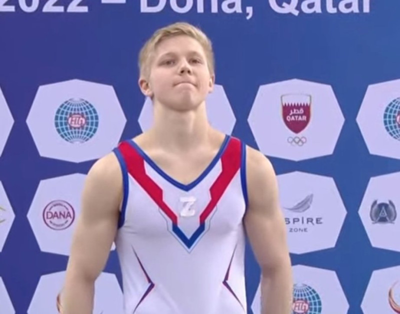 俄羅斯體操選手庫里亞克在頒獎典禮上，在賽服貼上「Z」字圖案，被外界痛批。   圖: 翻攝自推特Rick Westhead (@rwesthead)