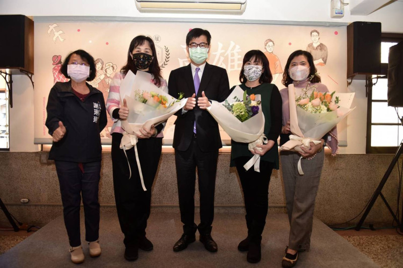 陳其邁(中)致贈花束予醫護女力代表。   圖：高雄市政府提供